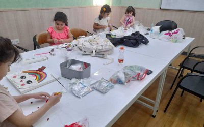 کلاس نقاشی خردسال با مداد رنگی برای کودکان ۴ تا ۷ سال